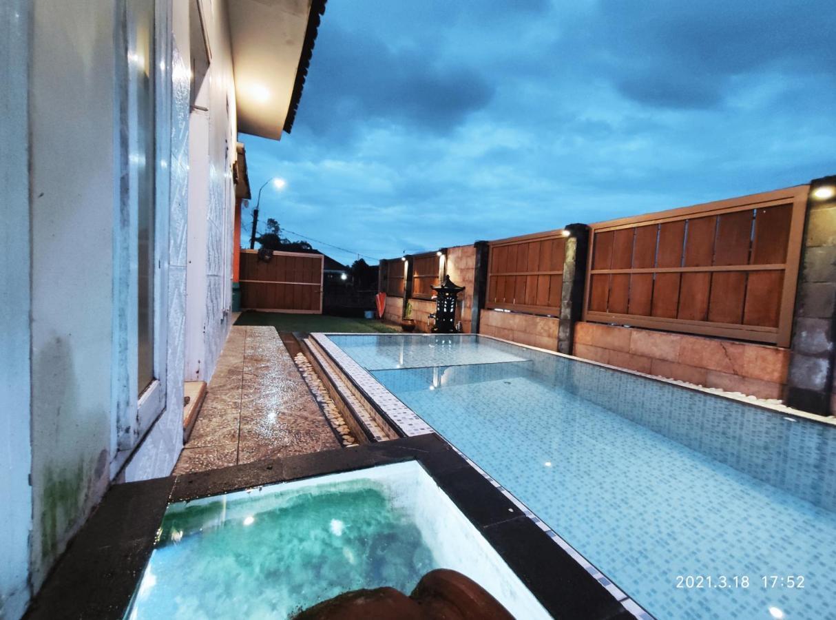 Willa Puncak Pinus And Pool Batu  Zewnętrze zdjęcie