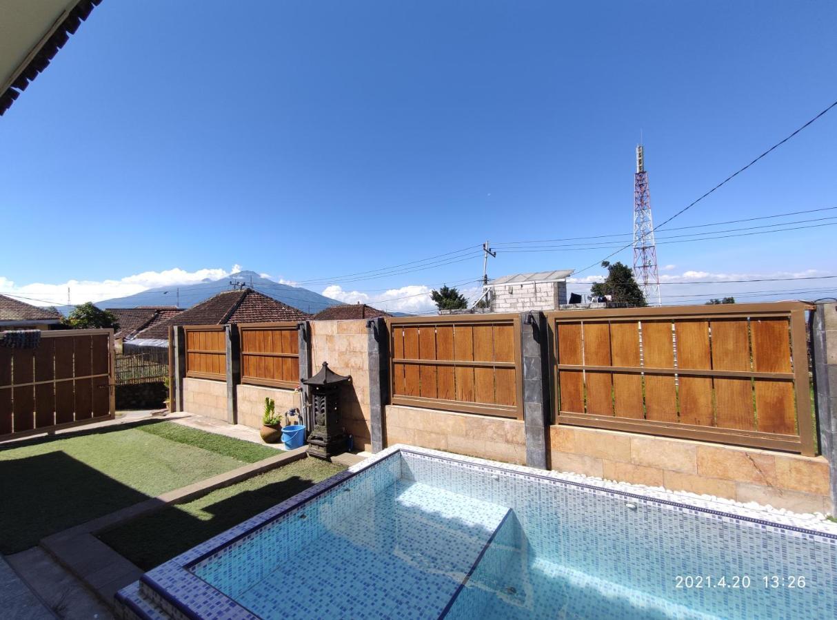 Willa Puncak Pinus And Pool Batu  Zewnętrze zdjęcie