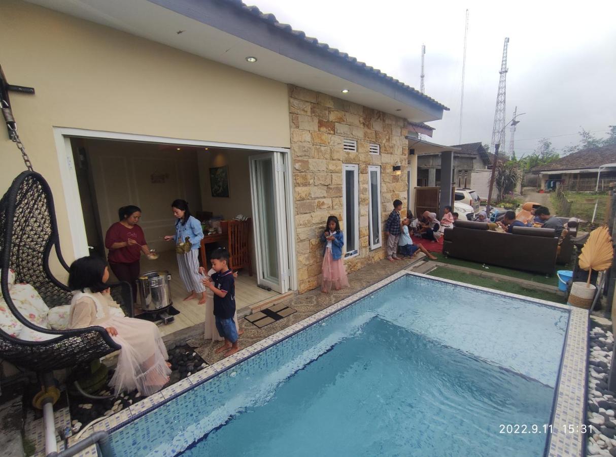 Willa Puncak Pinus And Pool Batu  Zewnętrze zdjęcie